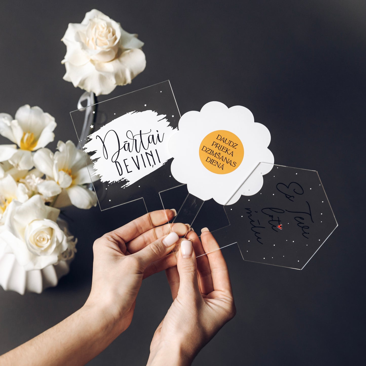 "ES TEVI MĪLU" PERSONALIZĒTS KŪKAS DEKORS (SEŠTŪRA FORMA)