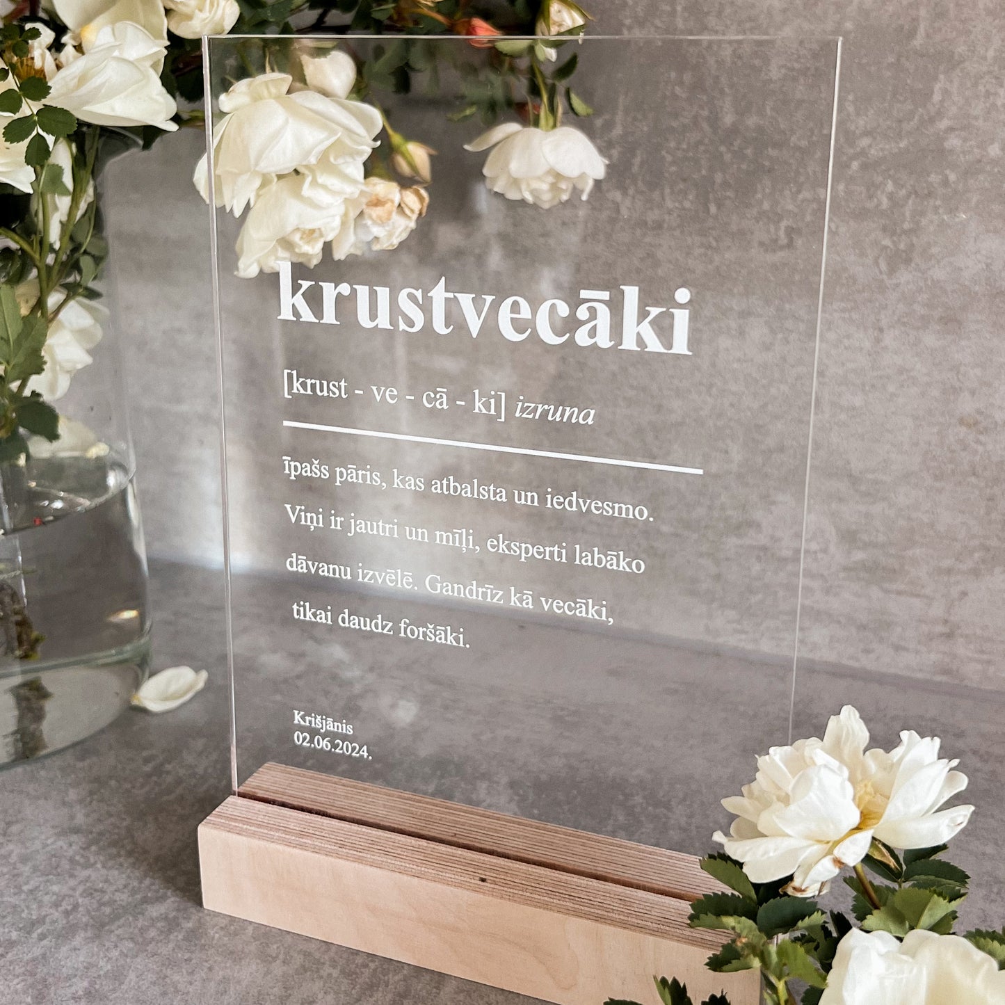 "KRUSTVECĀKI" ORGANISKĀ STIKLA DEKORS KOKA STATĪVĀ