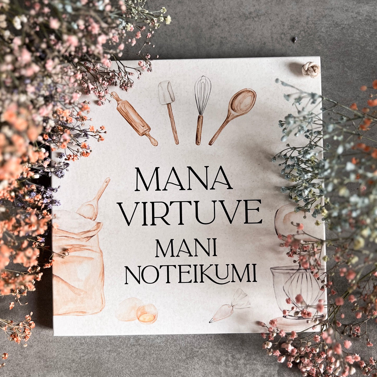 KOKA DEKORS "MANA VIRTUVE MANI NOTEIKUMI"