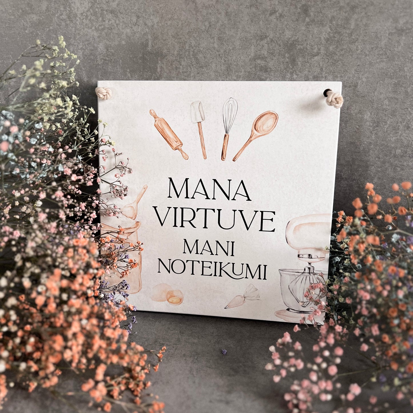 KOKA DEKORS "MANA VIRTUVE MANI NOTEIKUMI"