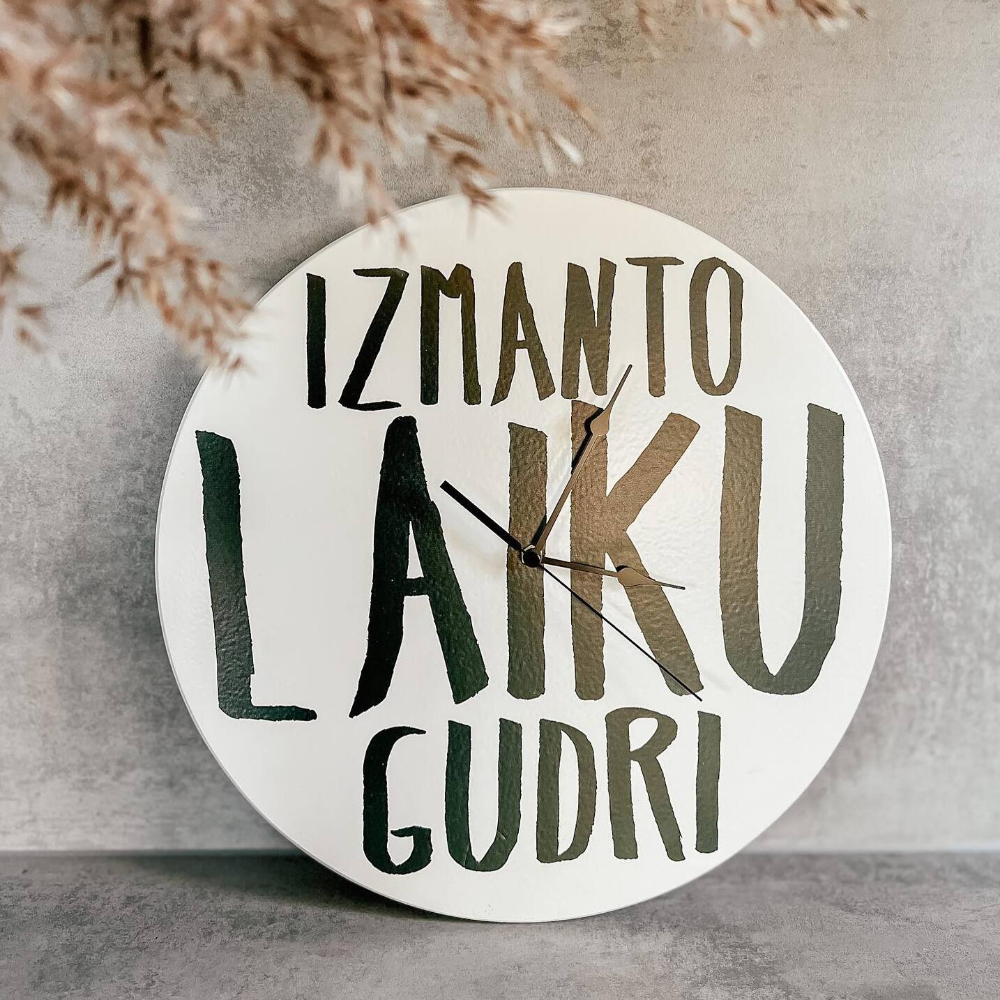 "IZMANTO LAIKU GUDRI" KOKA, SIENAS PULKSTENIS AR KLUSU UN SLĪDOŠU MEHĀNISMU