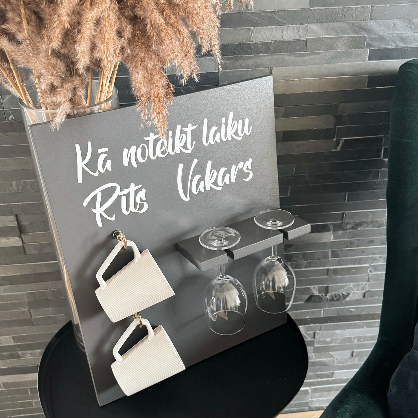 "KĀ NOTEIKT LAIKU - RĪTS | VAKARS" (TUMŠI PELĒKS) KOKA DEKORS AR TRAUKIEM IEKĻAUTIEM KOMPLEKTĀ