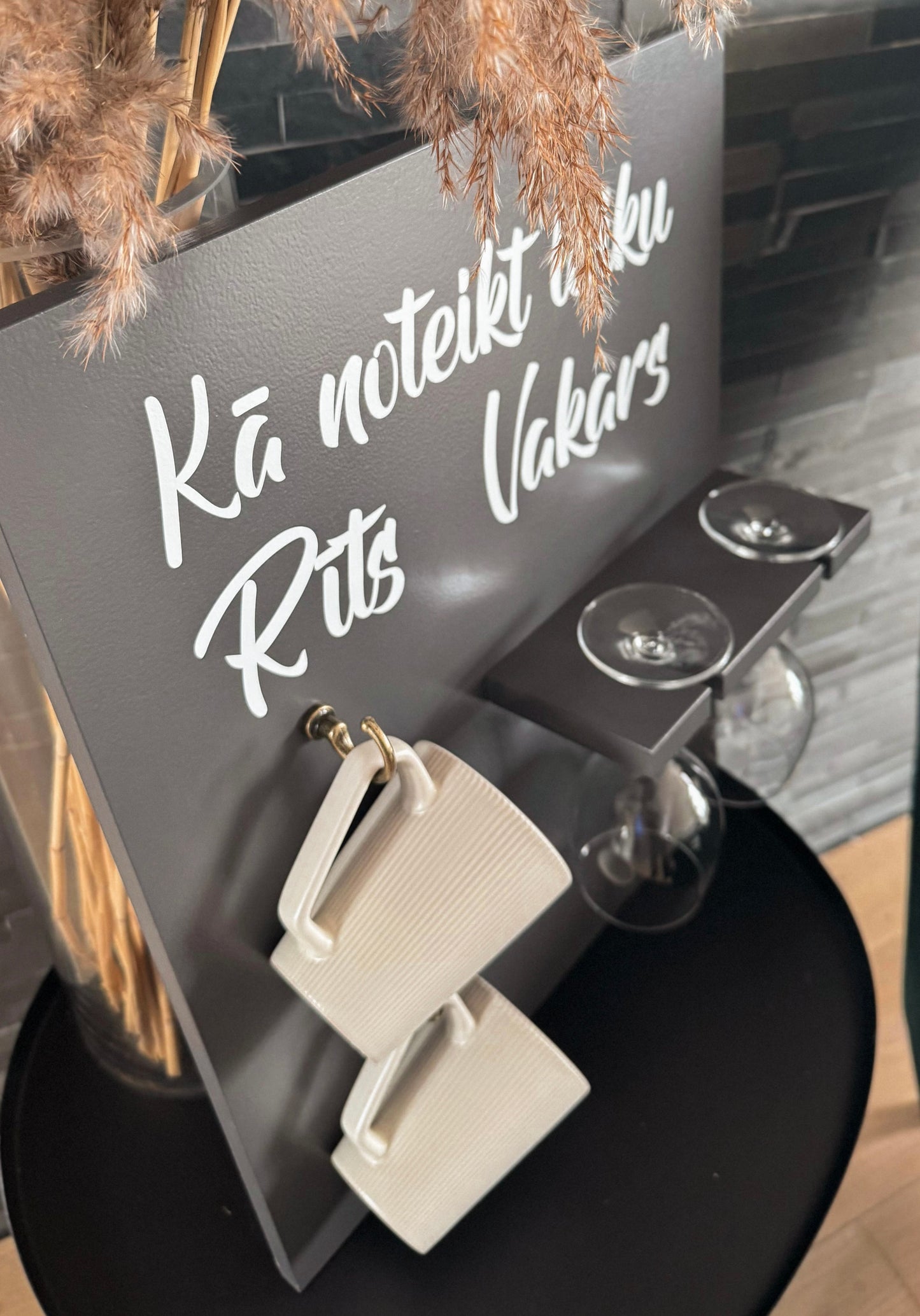 "KĀ NOTEIKT LAIKU - RĪTS | VAKARS" (TUMŠI PELĒKS) KOKA DEKORS AR TRAUKIEM IEKĻAUTIEM KOMPLEKTĀ